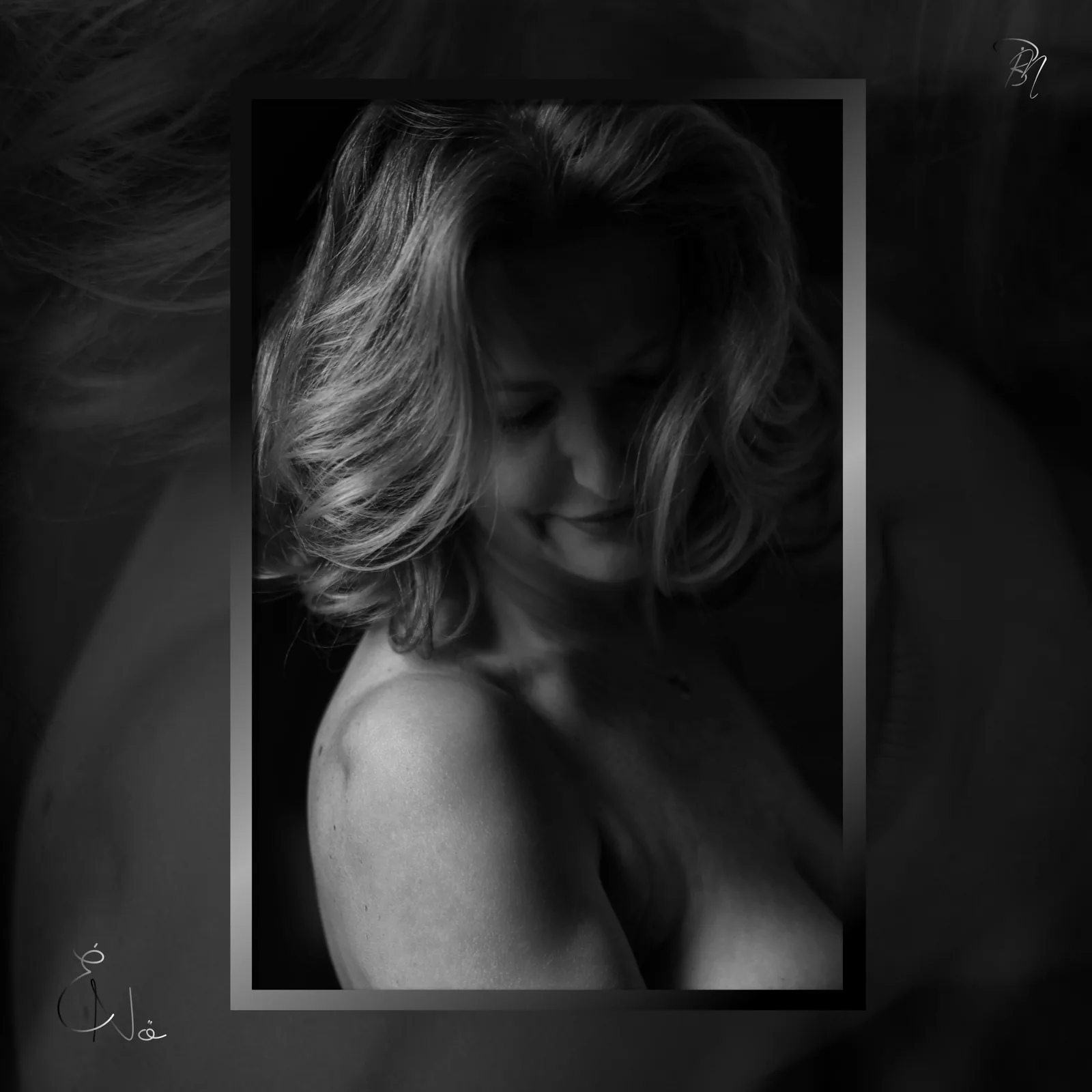 Turned to the light — Photo: Norbert Banhalmi Black and white: a woman turns her face away from the light, shoulders bare.