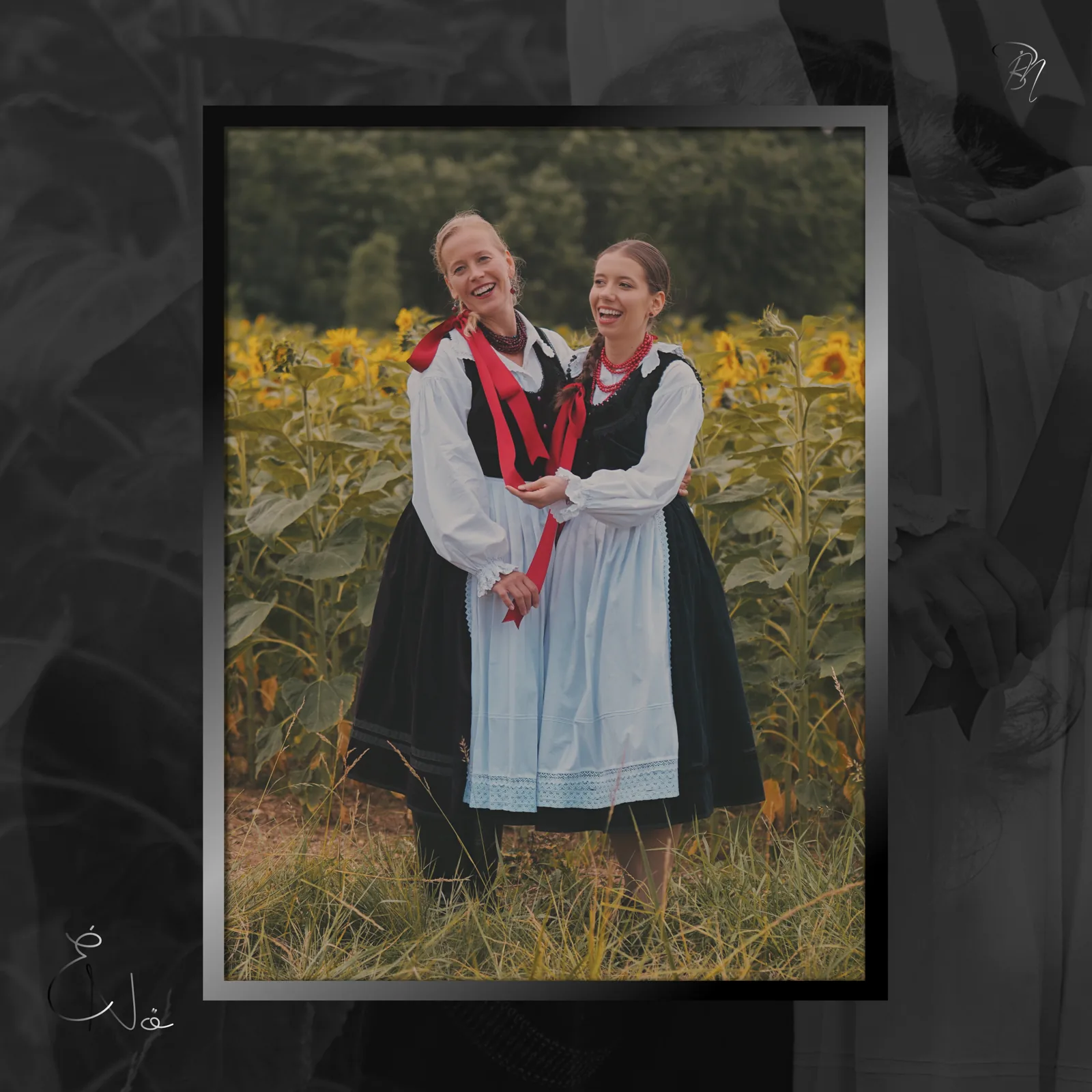 Folk dress in the sunflowers — Photo: Norbert Banhalmi Two women in Hungarian folk dress stand smiling in a sunflower field.