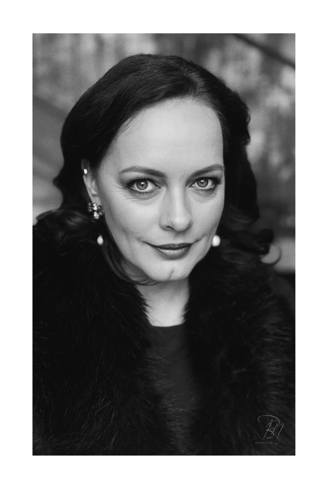 Perle und Pelz — Foto: Norbert Banhalmi Studioporträt einer Frau mit Pelzkragen und Perlenohrring, den Blick in die Linse.